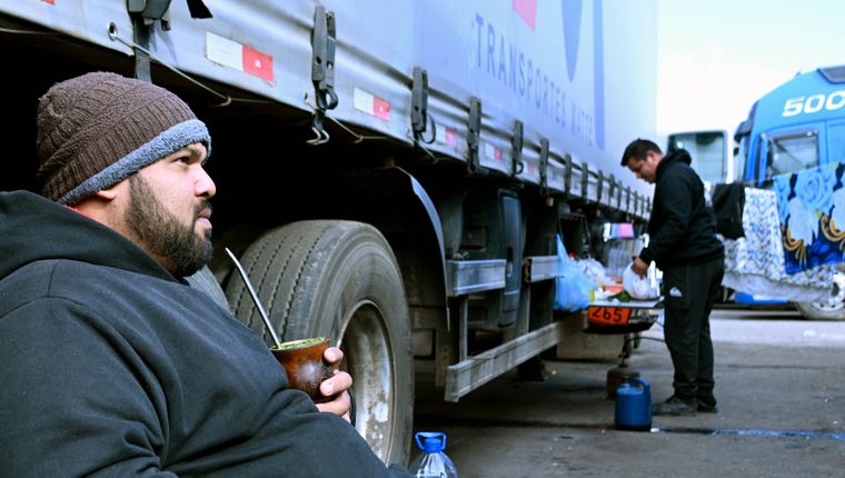 Los camioneros transformaron sus vehículos en casas durante la espera. Cocinan, lavan ropa, juegan a las cartas y mantienen contacto con sus familias. Los camioneros transformaron sus vehículos en casas durante la espera. Cocinan, lavan ropa, juegan a las cartas y mantienen contacto con sus familias.