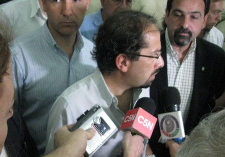 Cazabán anunció las medidas dispuestas por la muerte de Kirchner.