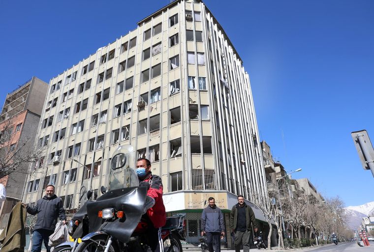 Ya son más de 800 los muertos informados por el Gobierno de Irán a raíz de los bombardeos de Israel y Estados Unidos en el país. Ya son más de 800 los muertos informados por el Gobierno de Irán a raíz de los bombardeos de Israel y Estados Unidos en el país.