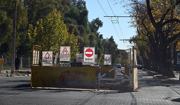 Entre conexiones cloacales, pérdidas de agua y reparación de caños, la Ciudad atraviesa semanas con calles rotas y tránsito complicado. Entre conexiones cloacales, pérdidas de agua y reparación de caños, la Ciudad atraviesa semanas con calles rotas y tránsito complicado.