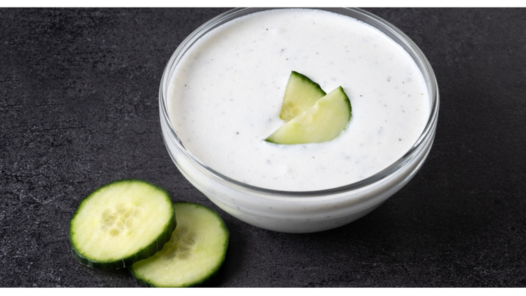 La receta de salsa de yogur y pepino tiene variantes en muchas cocinas del mundo. La receta de salsa de yogur y pepino tiene variantes en muchas cocinas del mundo.