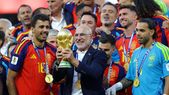 Tras el título mundial, Luis de la Fuente renovó con España.