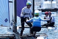 Mateo Majdalani y Eugenia Bosco celebran tras haber culminado séptimos en la Medal Race, lo que les permitió mantener el segundo lugar en la general. ¡Son plata! Foto: EFE