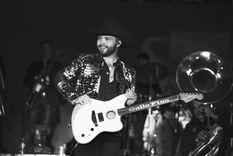 Leonardo Aguilar brillando en uno de sus conciertos. Leonardo Aguilar brillando en uno de sus conciertos.