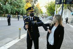 perlita: saludos de codito, mascaras protectoras y sillas vacias