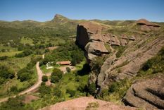 Ongamira está ubicada al norte del Valle de Punilla, a pocos kilómetros de Capilla del Monte.