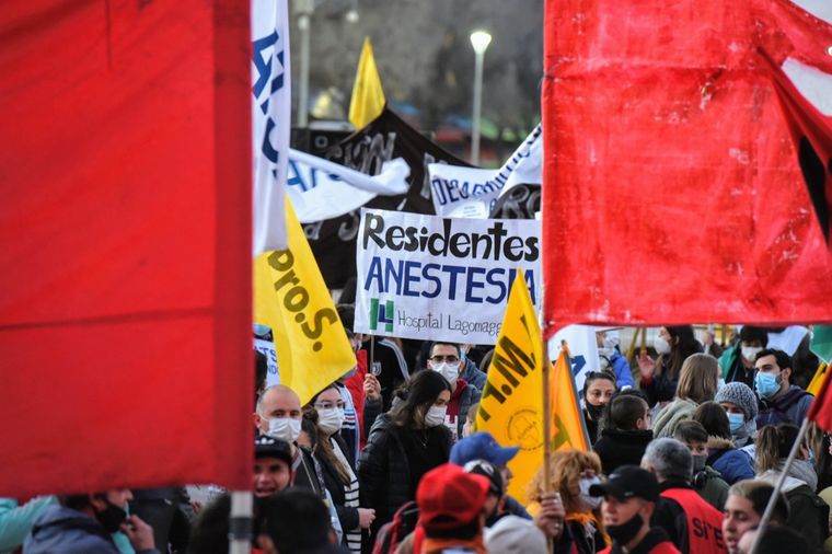 El personal de Salud se encuentra en una disputa con Rodolfo Suarez. Foto: ALF PONCE MERCADO / MDZ
