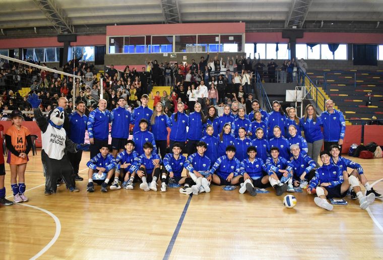 La Federación Mendocina de Vóley presentó a sus equipos para el Argentino Sub 18 en Misiones. Foto: FVM