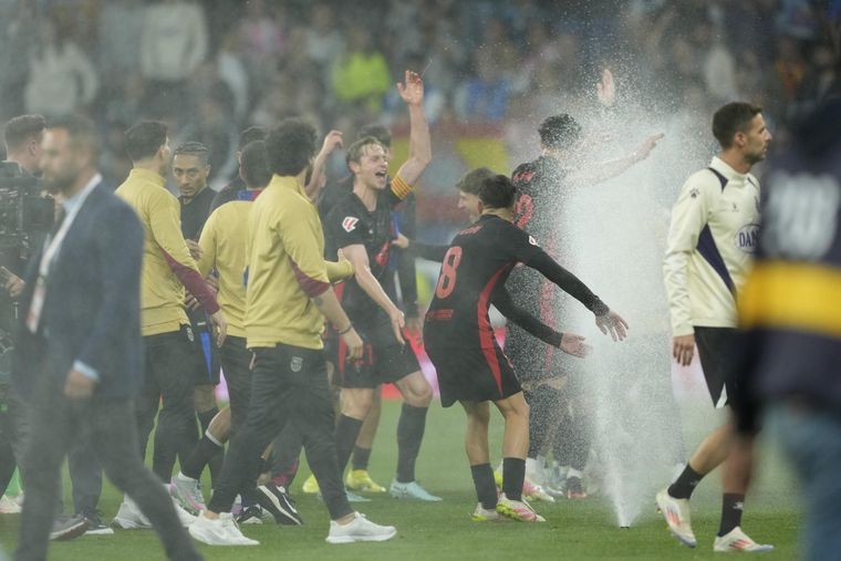 El Barcelona festejó el título de LaLiga bajo el agua de los aspersores. Foto: EFE