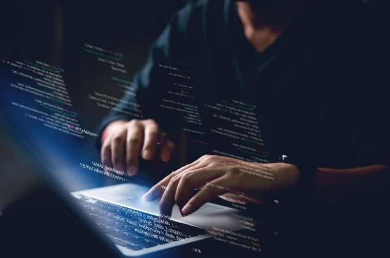 Las estafas clonan sitios legítimos y capturan usuario y contraseña, luego los envían a bots y paneles privados. Las estafas clonan sitios legítimos y capturan usuario y contraseña, luego los envían a bots y paneles privados.