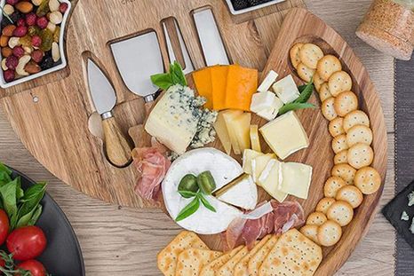 Cena en pequeñas mesas unidas. Crédito de la imagen: ChefSofi