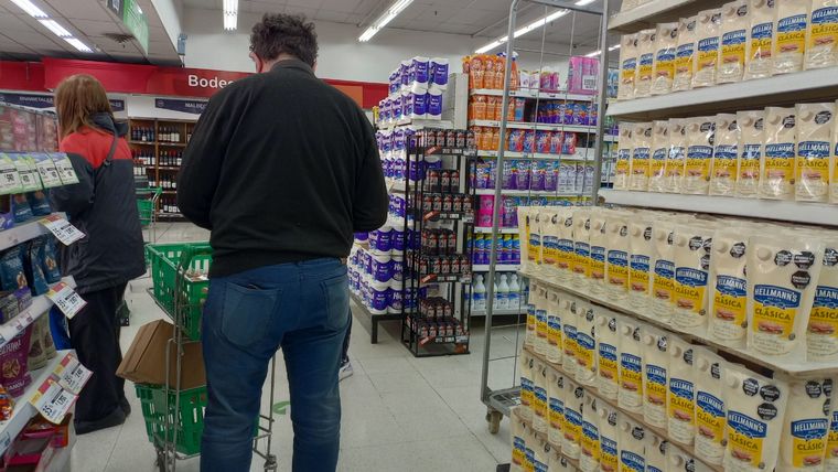 Según la consultora LGC los alimentos y bebidas se incrementaron solo el 0,1% durante la cuarta semana de noviembre. Foto: ALF PONCE MERCADO / MDZ