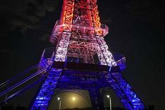 La réplica de la torre Eiffel será inaugurada el lunes próximo y ya luce iluminada atrayendo a cientos de turistas este verano. Foto: Gentileza Facebook Villa Parque Síquiman