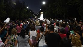 Cientos de personas participan de la procesión de la Virgen de Lourdes. Foto: Marcos Garcia/MDZ Cientos de personas participan de la procesión de la Virgen de Lourdes. Foto: Marcos Garcia/MDZ