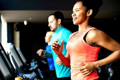 MDZol | Las personas que realizan los niveles recomendados de actividad física pueden experimentar el mismo beneficio ya sea que las sesiones se realicen a lo largo de la semana o se concentren en menos días, señala el estudio Foto: GETTY IMAGES