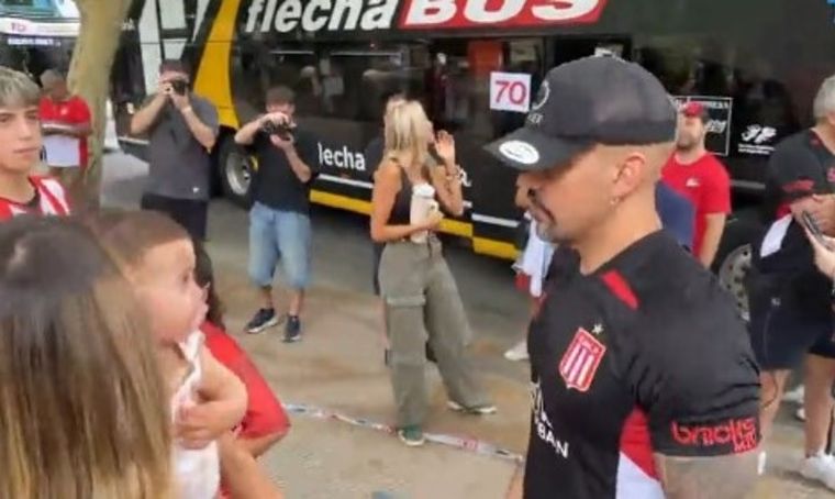 Verón esperando con su mujer y su pequeña hija para subir al colectivo rumbo a San Nicolás. Foto: captura de video de TN.&nbsp;