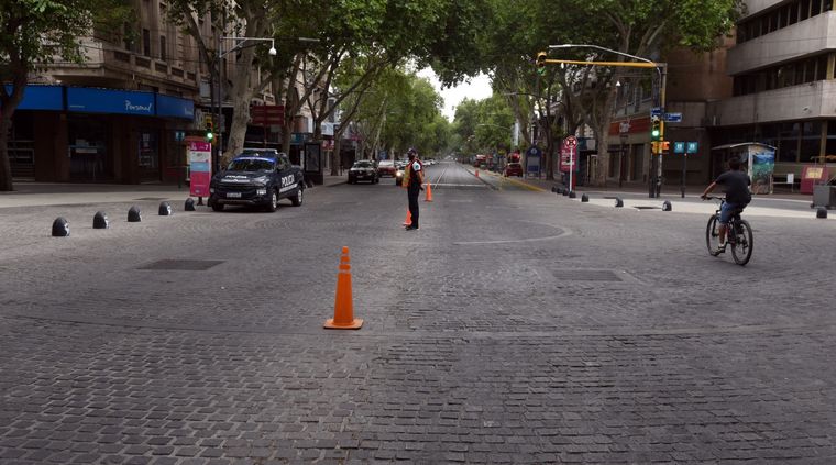 El confinamiento regirá a partir de las 18 y su cumplimiento será controlado por fuerzas de seguridad. Foto: ALF PONCE MERCADO / MDZ