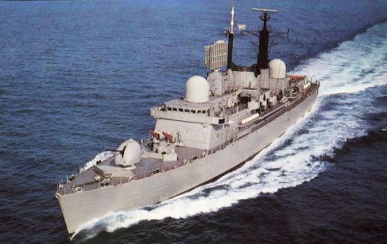 Destructor clase 42 ARA Santísima Trinidad. Desde este buque los Comandos Anfibios iniciaron la operación a las 21h del 1 de abril de 1982. Destructor clase 42 ARA Santísima Trinidad. Desde este buque los Comandos Anfibios iniciaron la operación a las 21h del 1 de abril de 1982.