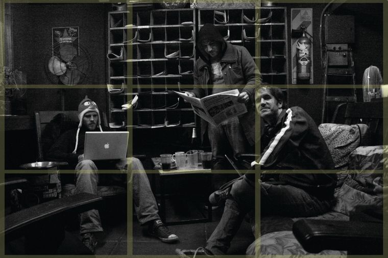 Tres melómanos buscando qué recomendar en FM LA TRIBU.