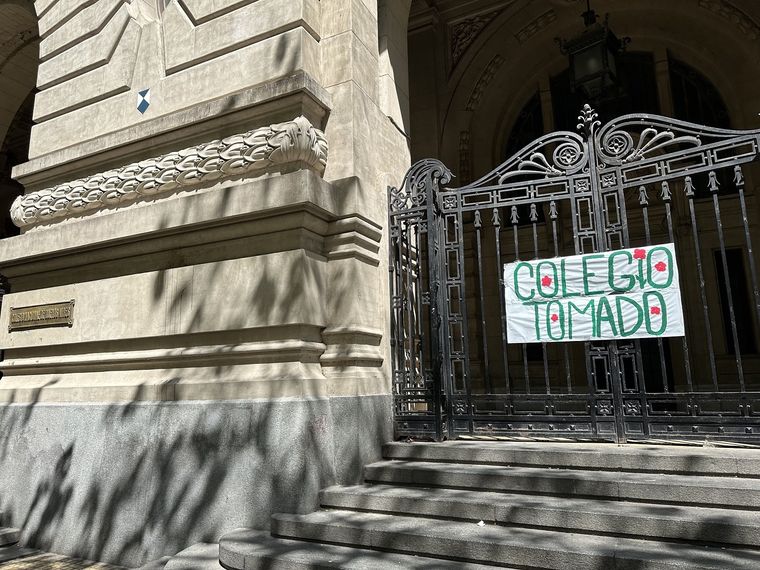 Levantaron la toma del Colegio Nacional de Buenos Aires tras estar sin clases más de un día. Foto: Victoria Urruspuru / MDZ