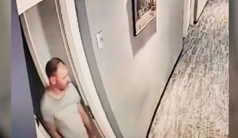 Una de las imágenes del acusado saliendo de la habitación de hotel donde mató a su hijo de dos años.