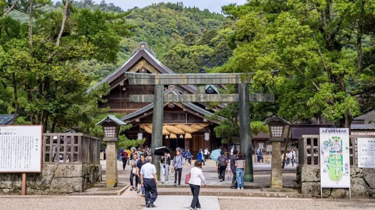 Conocido como uno de los lugares de poder de Japón, el santuario Izumo Taisha es un sitio popular para casarse. Foto: GETTY IMAGES