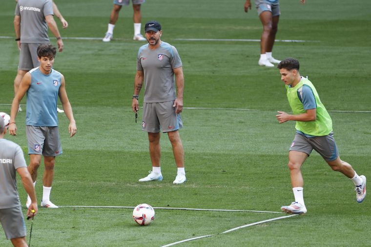 Diego Simeone y Julián Álvarez en el entrenamiento. Foto: EFE