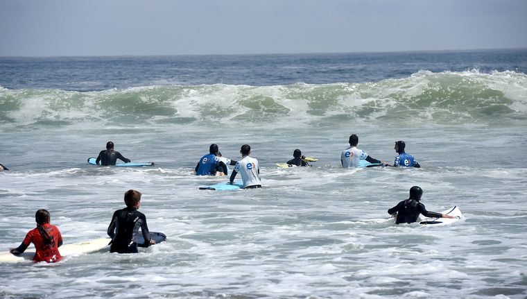Las olas de Maitencillo son de las mejores para quienes buscan sumergirse en el surf. Foto: Marcos Garcia/MDZ
