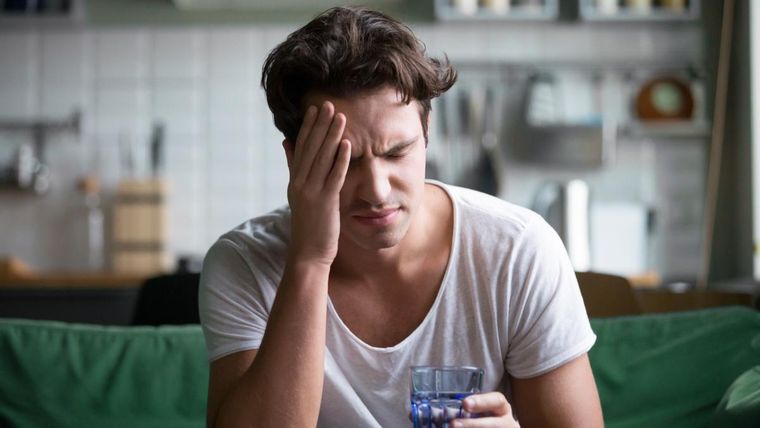 El dolor de cabeza no es solo consecuencia de la resaca. Foto: Shutterstock