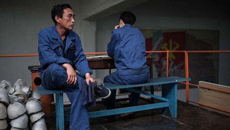 Trabajadores en una fábrica de cables eléctricos en Corea del Norte Foto: GETTY IMAGES