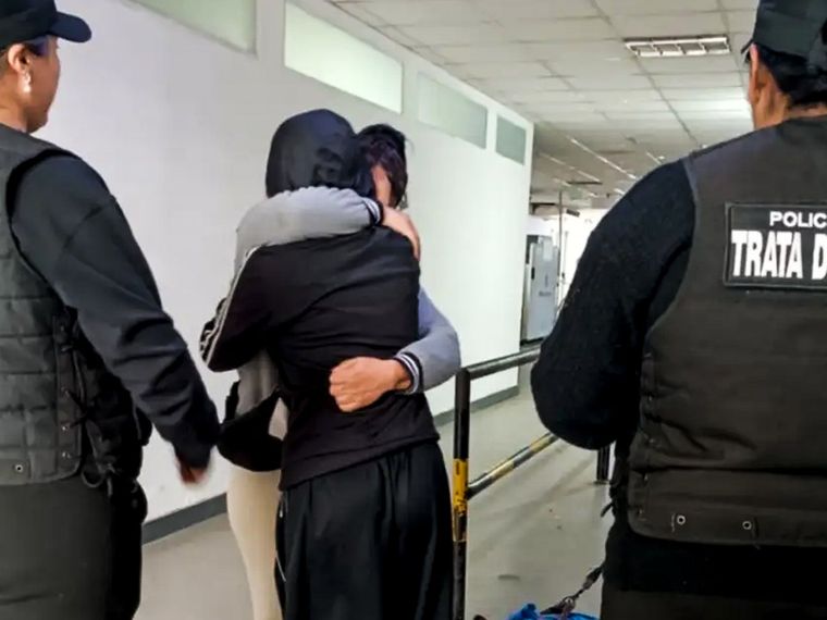 La adolescente y su madre se reencontraron en el Puente Internacional de San José de Pocitos.