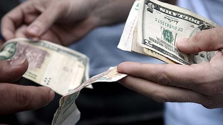 Imputados Los dos sujetos estaban vendiendo divisas sin autorización y en cuarentena.