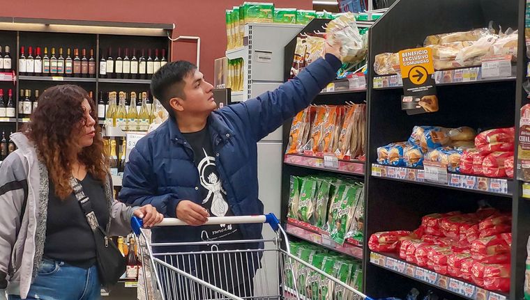 La sumatoria de la AUH y la Tarjeta Alimentar cubren el 100% de la canasta básica Foto: Santiago Tagua/MDZ