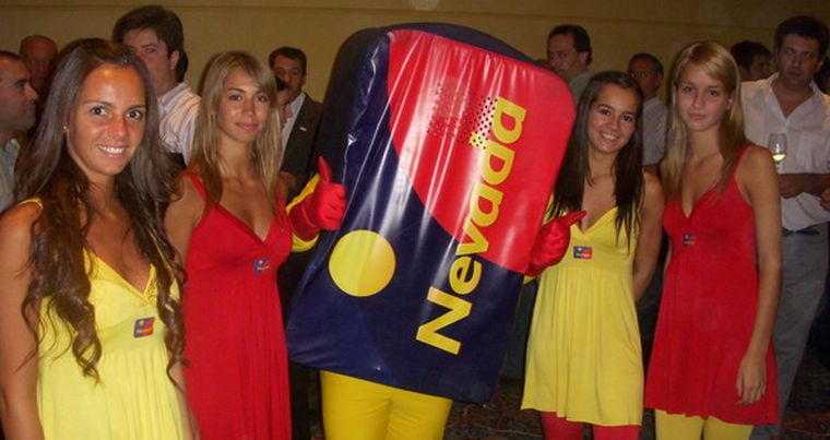 La gran tarjeta junto a las promotoras, fueron los encargados de recibir a todos los invitados. Foto: Andrea Calderón / MDZ