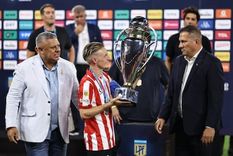Tapia le entregó la copa al capitán Ascacíbar y felicitó a Estudiantes en sus redes. Tapia le entregó la copa al capitán Ascacíbar y felicitó a Estudiantes en sus redes.