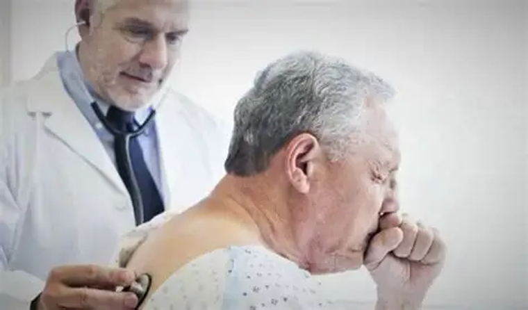 La edad avanzada es, de hecho, el principal factor de riesgo para esta enfermedad. La edad avanzada es, de hecho, el principal factor de riesgo para esta enfermedad.