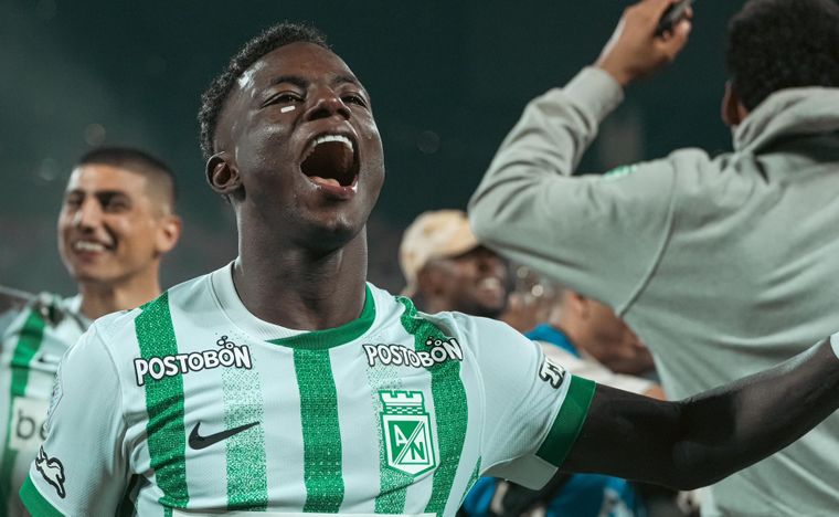 Marino Hinestroza festeja la Copa Colombia, el título que ganó anoche con Atlético Nacional. ¿Viene a Boca Juniors?