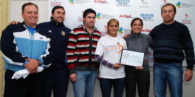 Yésica Marcos y todo el equipo que apoyan su brillante carrera en el campo rentado. Foto: MDZ