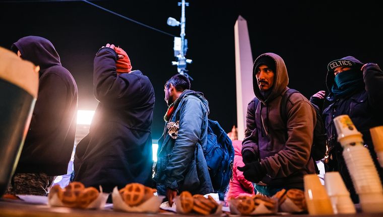 Personas en situación de calle siendo asistidas en el Microcentro porteño.