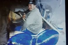 El hombre decidió probar una balsa casera en un día de intensos vientos