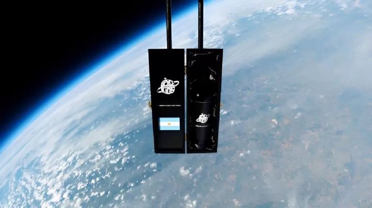 La botella de Malbec en su travesía estratosférica, alcanzando los 33,5 km de altura. Foto: Fundación SpaceKids