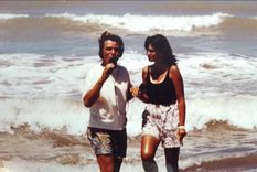 Juan Alberto Badía y Andrea Estévez Mirson, en Pinamar. Foto: AEM