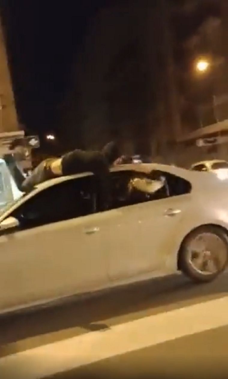 El joven era sostenido tan solo por sus amigos