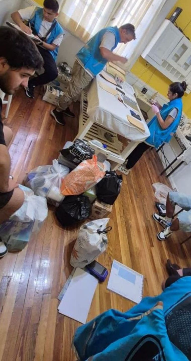 Así fue el operativo en el domicilio del falso médico. Foto: X. Así fue el operativo en el domicilio del falso médico. Foto: X.