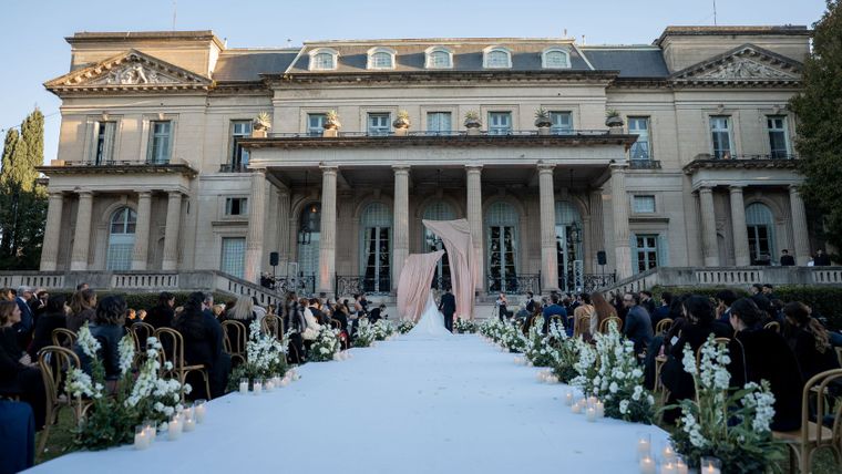 El matrimonio se encuentra muy feliz. El matrimonio se encuentra muy feliz.