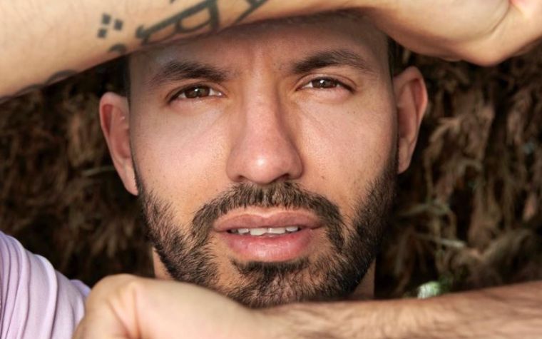 Súper controlado El Kun lleva en su pecho un dispositivo para cuidar su salud.