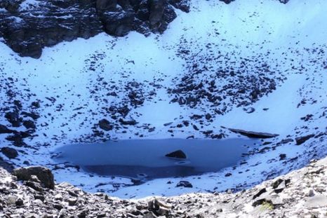El lago Roopkund se sitúa en la parte inferior de una empinada ladera en Trisul, un grupo de tres picos en el Himalaya. (Fuente: GETTY IMAGES)