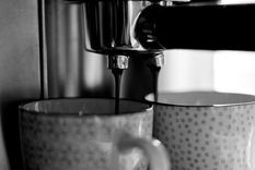 Gran parte de las marcas de café no recomiendan limpiar la cafetera con vinagre. De hecho, hacerlo podría invalidar su garantía. Sin embargos hay partes específicas de la cafetera que se  puede limpiar con vinagre. Foto: Pixabay