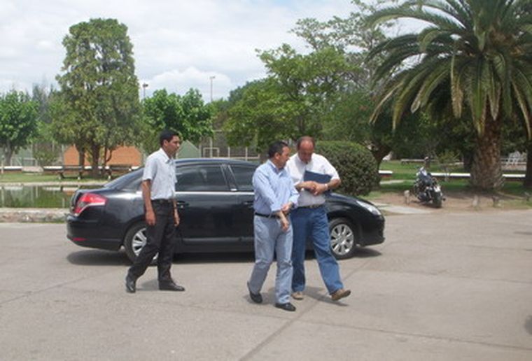 Celso Jaque llega a la reunión peronista. Foto: Mario Urzúa / MDZ.