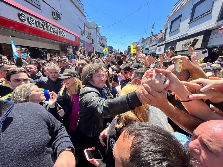 El candidato presidencial hizo una recorrida a paso de hombre por la multitud que lo quería ver Foto: Prensa Milei